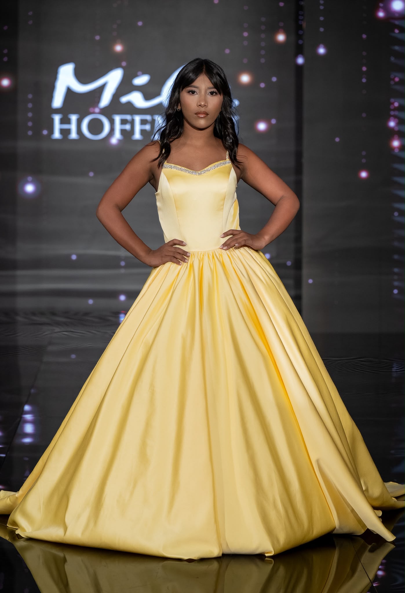 Esmeralda Chirinos con vestido amarillo en la pasarela
