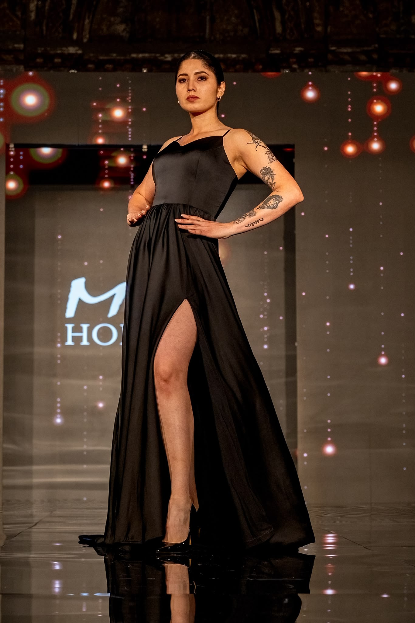 Rosmary Briceño con vestido negro en la pasarela