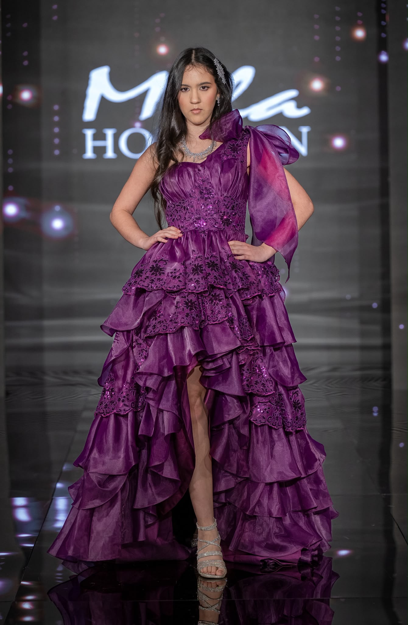 Sabrina Castellanos Salas con vestido morado en la pasarela